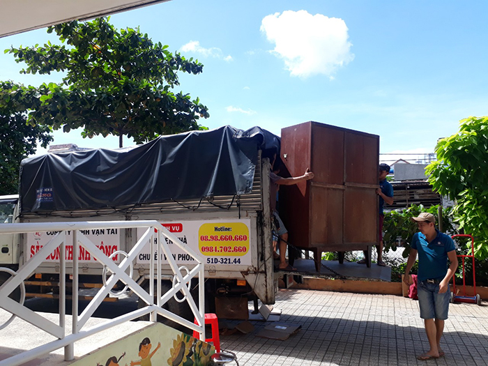 Xe tải cung cấp dịch vụ chuyển nhà trọn gói giá rẻ tại TPHCM công ty chuyển nhà Sài Gòn Thành Công. 